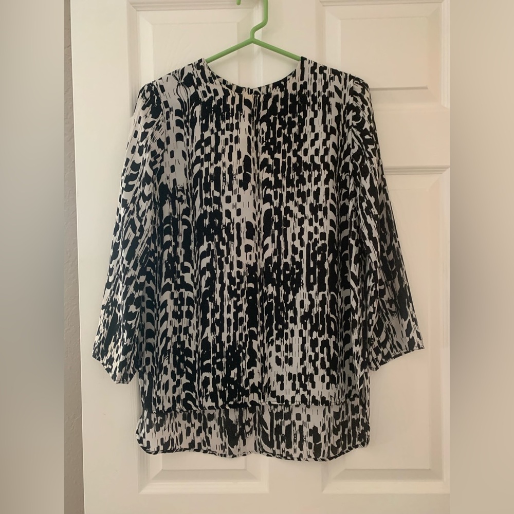 Renee C women’s tunic blouse size medium geometric black white